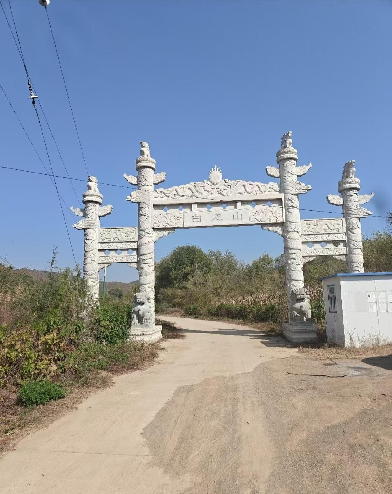 朝阳市喀左县白龙山公墓园区图片