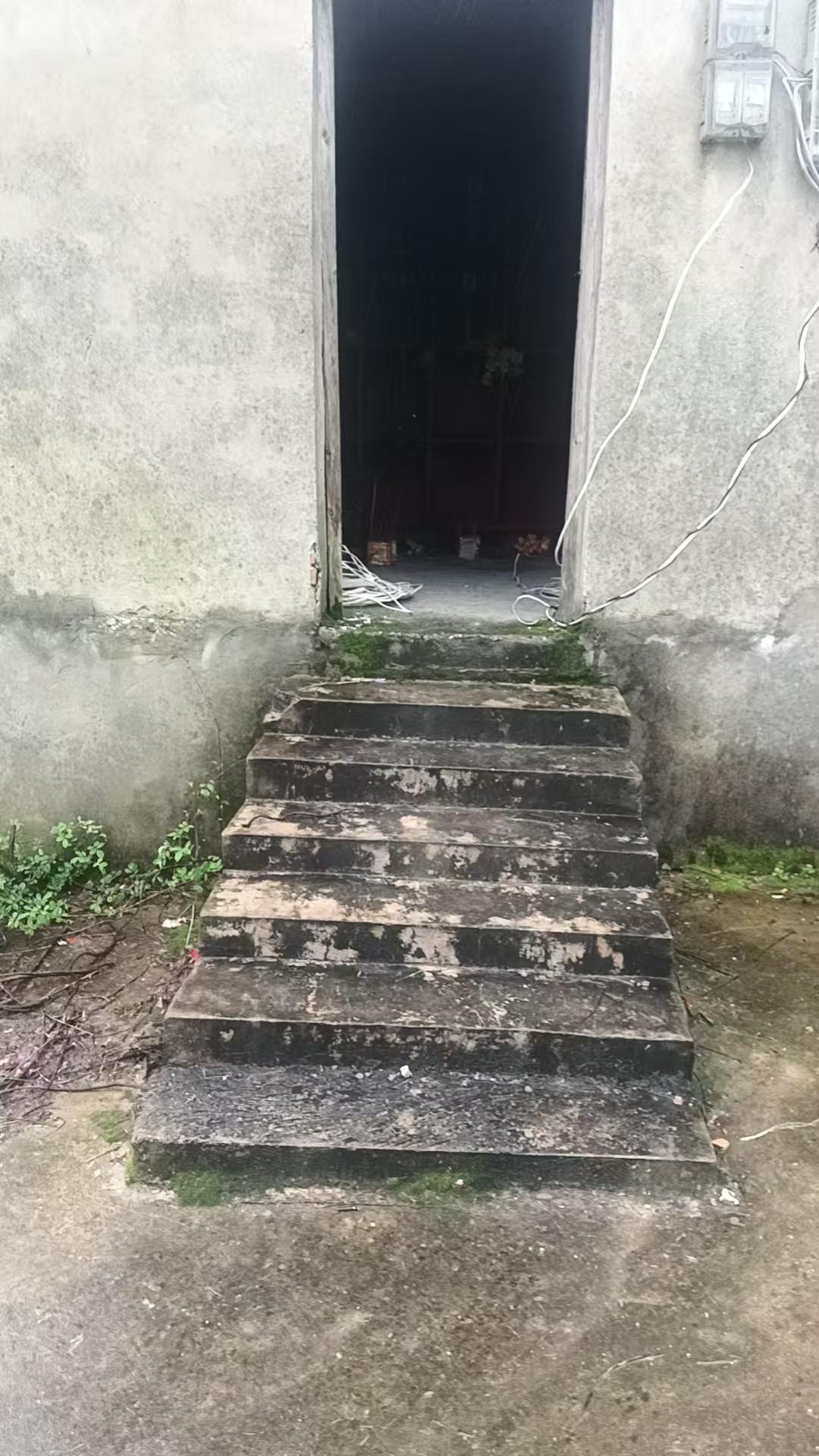 乐港镇鸣山村委会横潘里骨灰堂