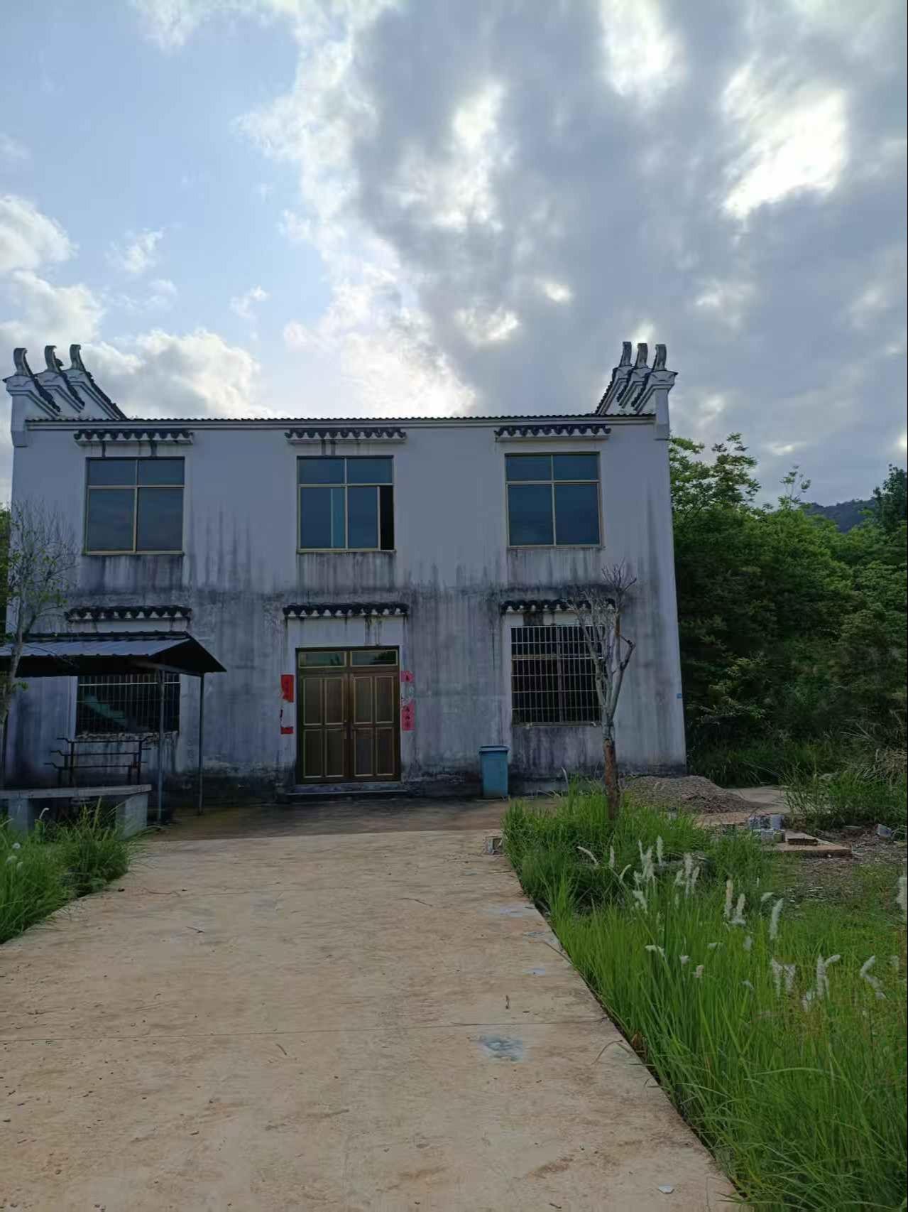 兰溪市黄店镇桐山后金村前方骨灰堂