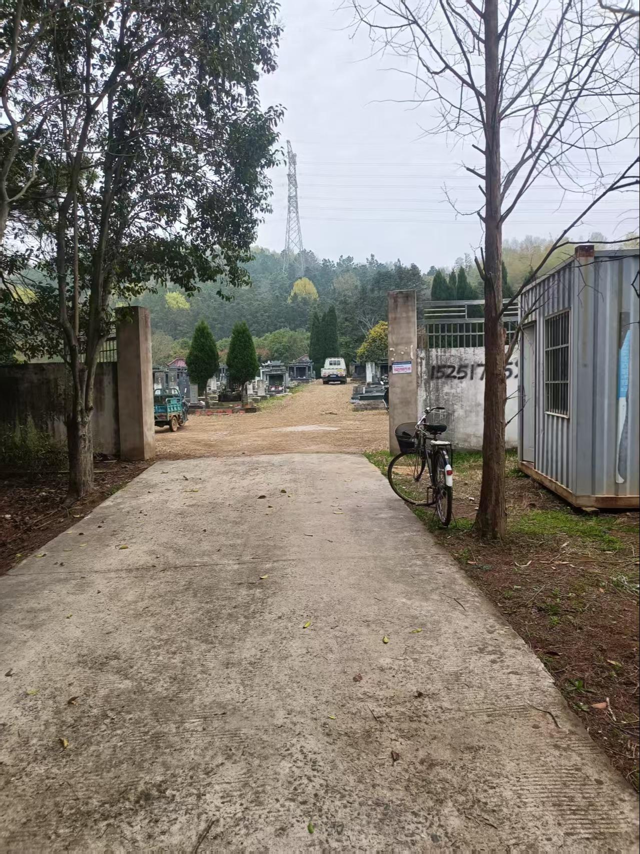 白马镇白龙公墓
