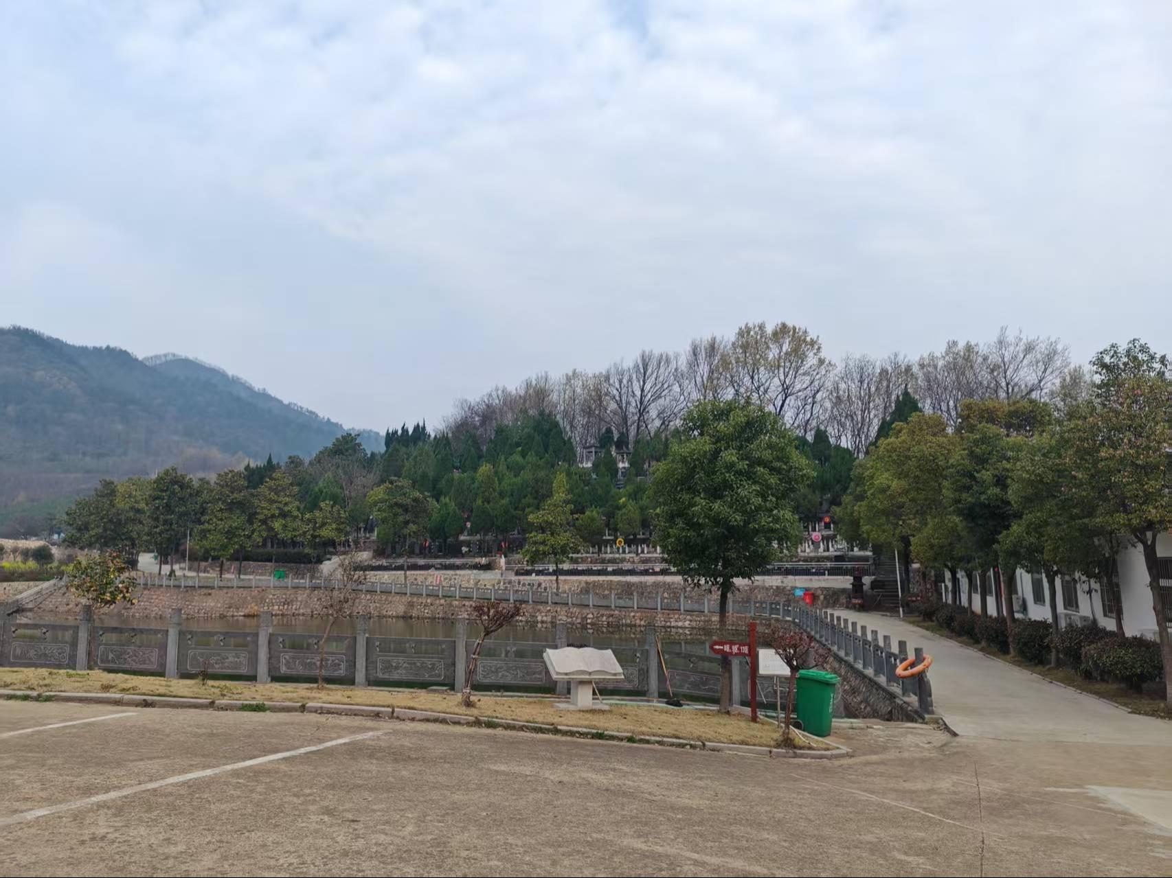 信阳市平桥区黑马石陵园有限公司园区图片