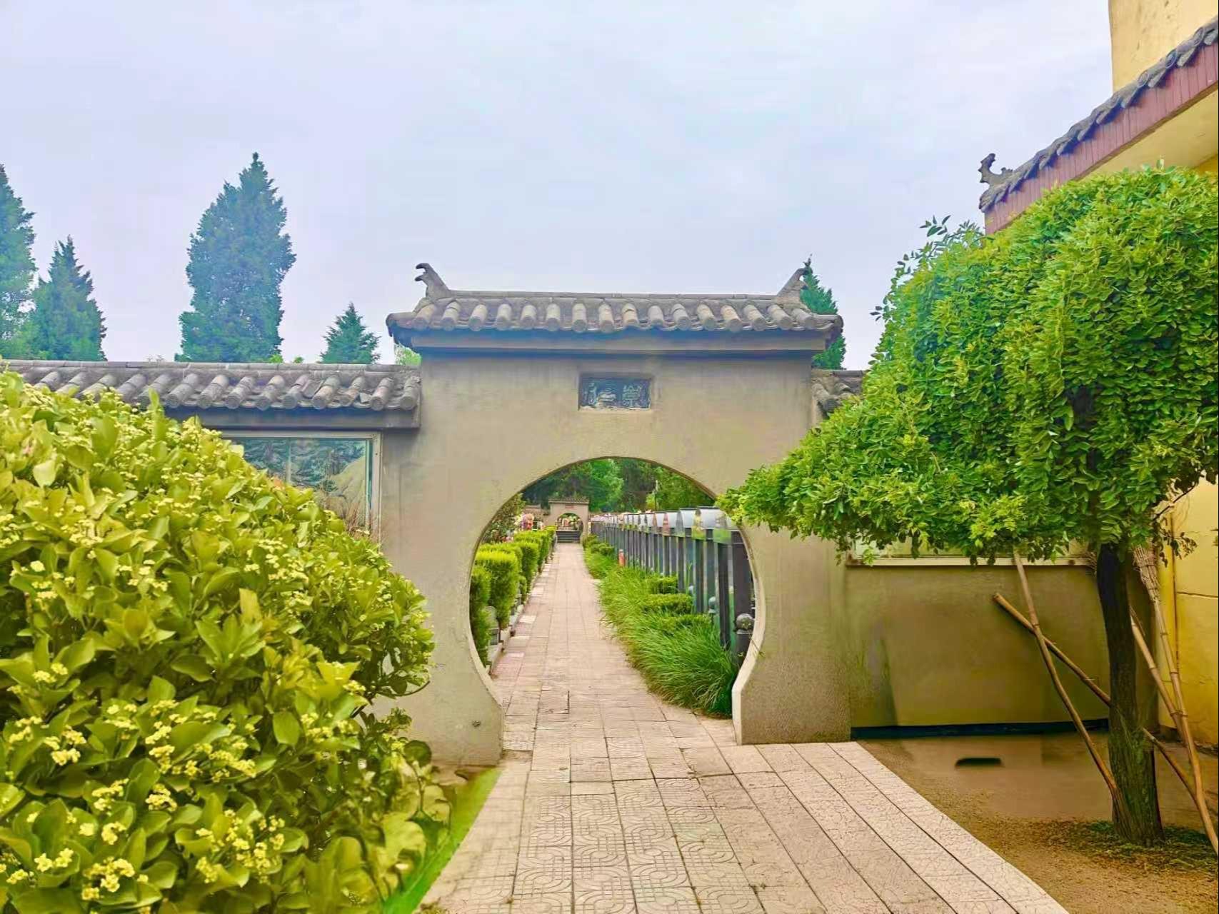 西安市沣东新城镐京骨灰墓园园区图片