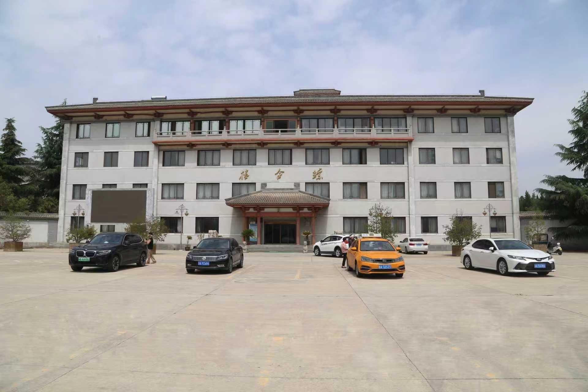 西安市沣东新城镐京骨灰墓园园区图片