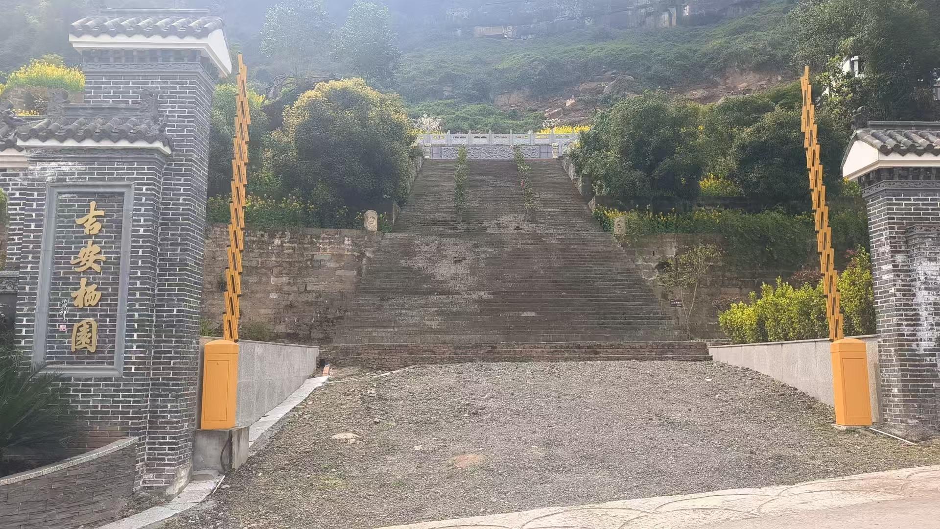 万州区庙梁山陵园园区图片