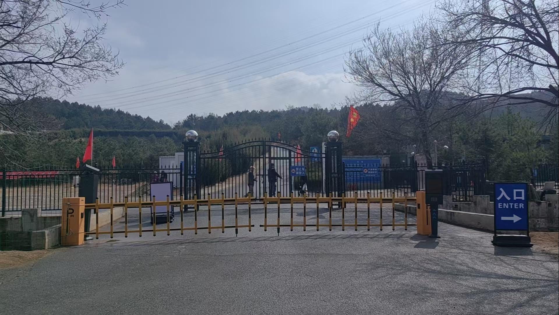 大榆树镇小泥河公益性公墓