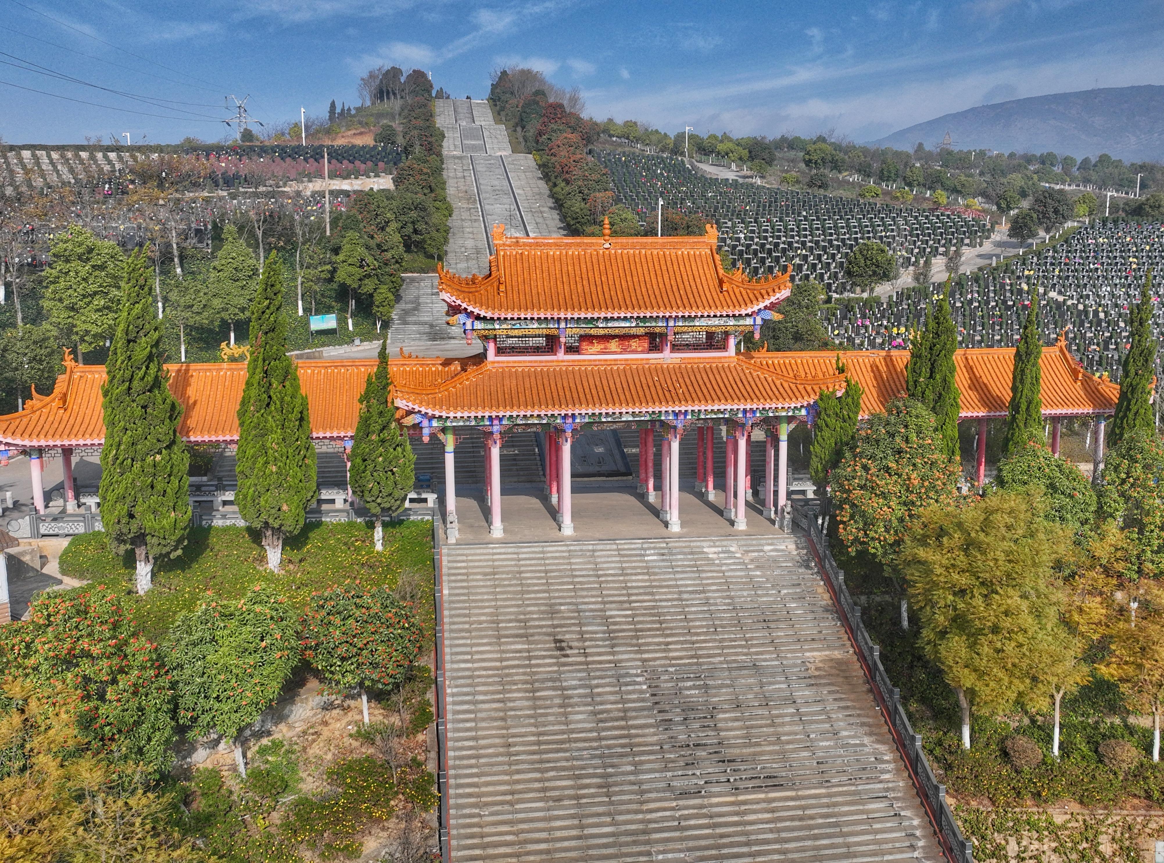 安宁市凤凰山公墓园区图片