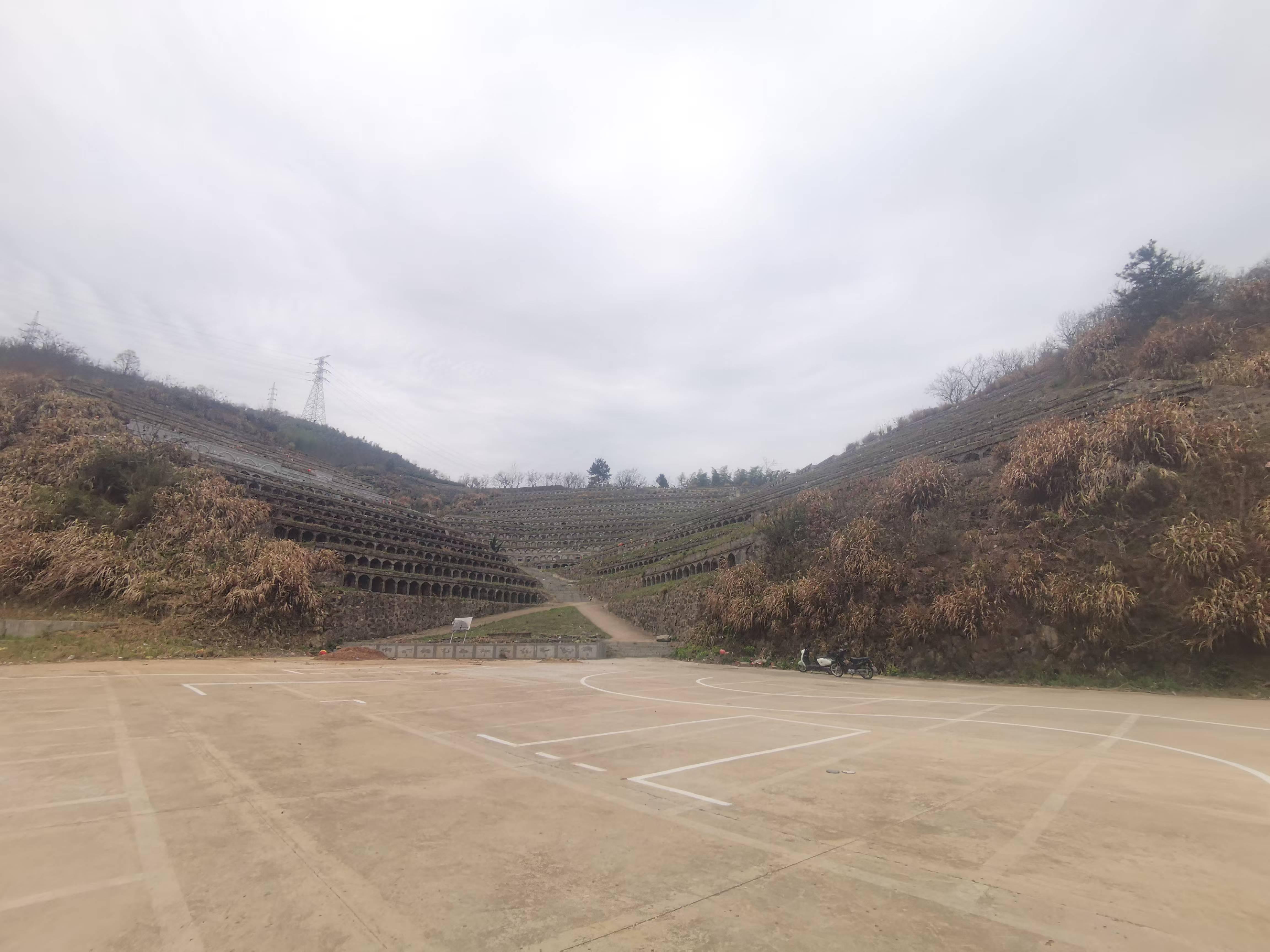 流波䃥镇流波村下库公墓园区图片