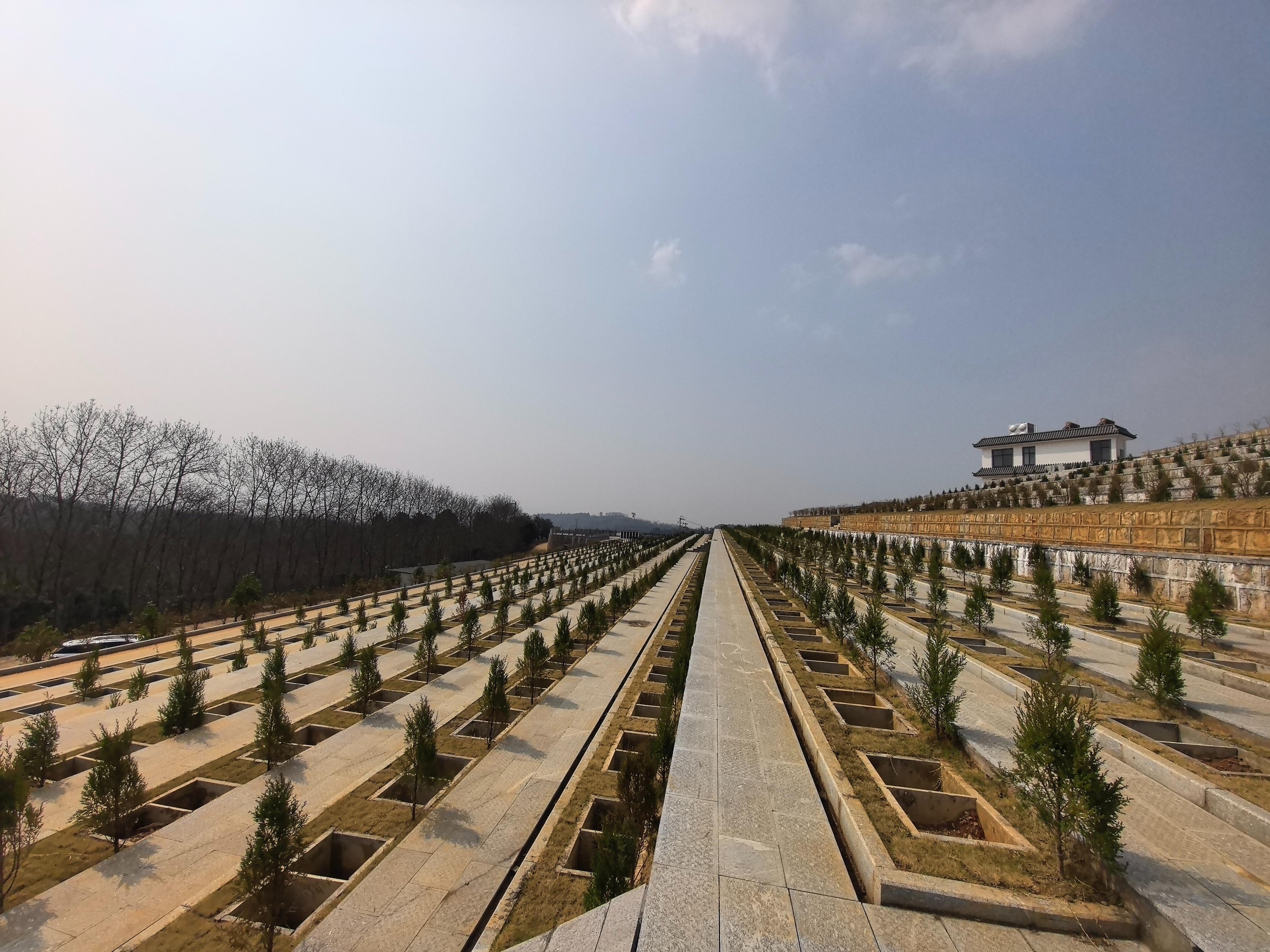 盈江县龙瑞城市公益性公墓园区图片