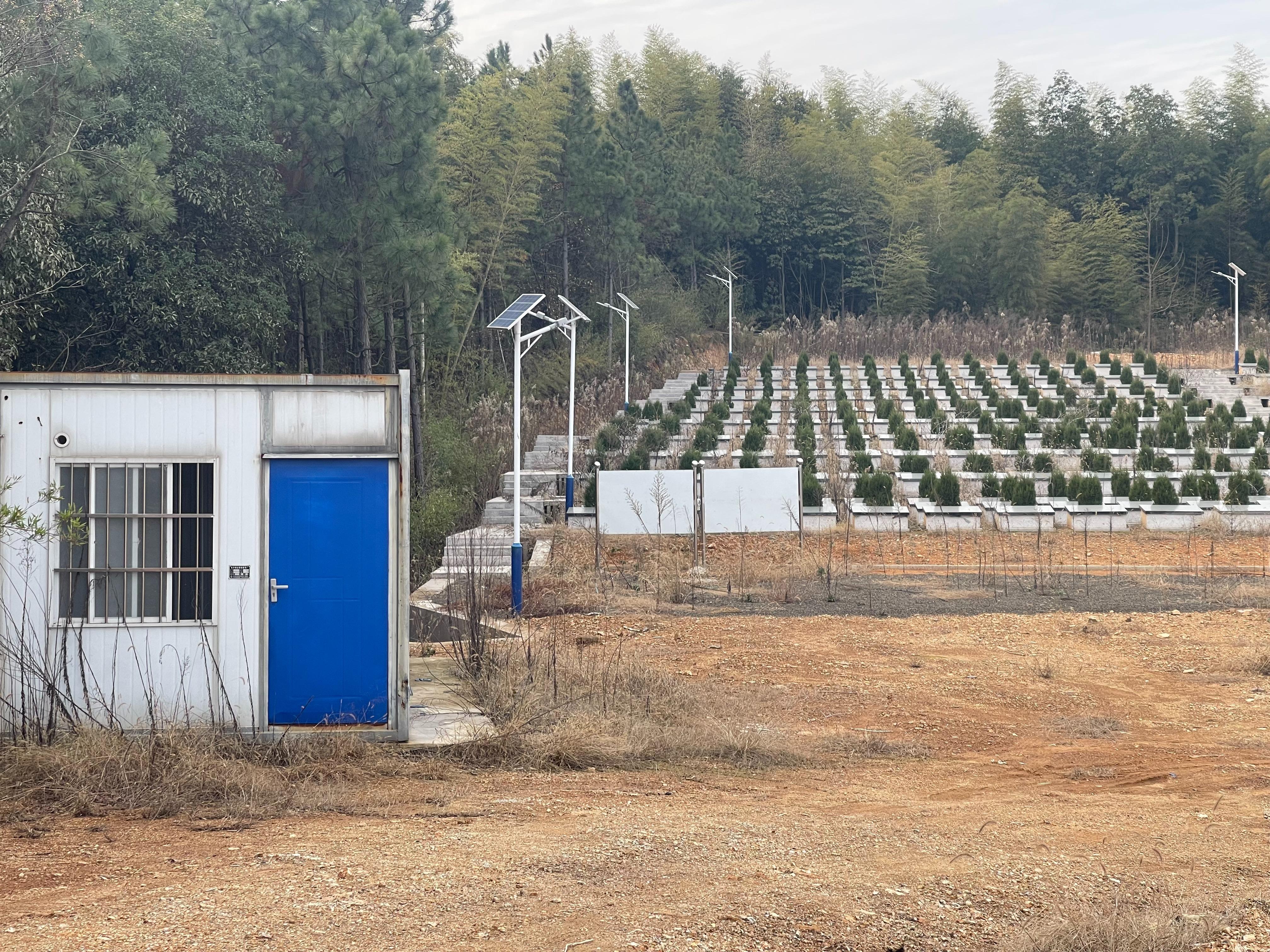 莹山村凤凰山公益性公墓园区图片