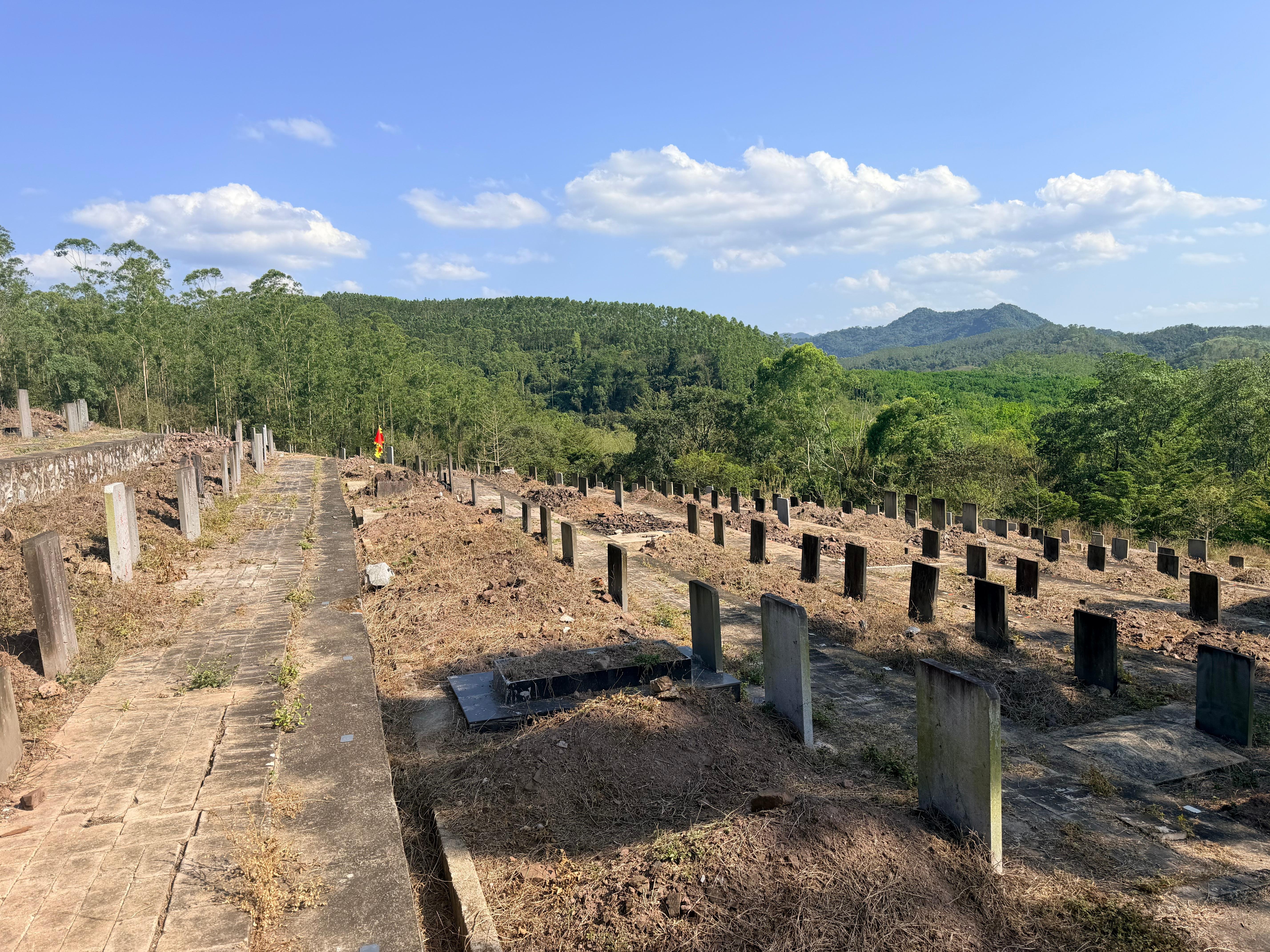 白沙黎族自治县细水乡牛角岭公墓园区图片