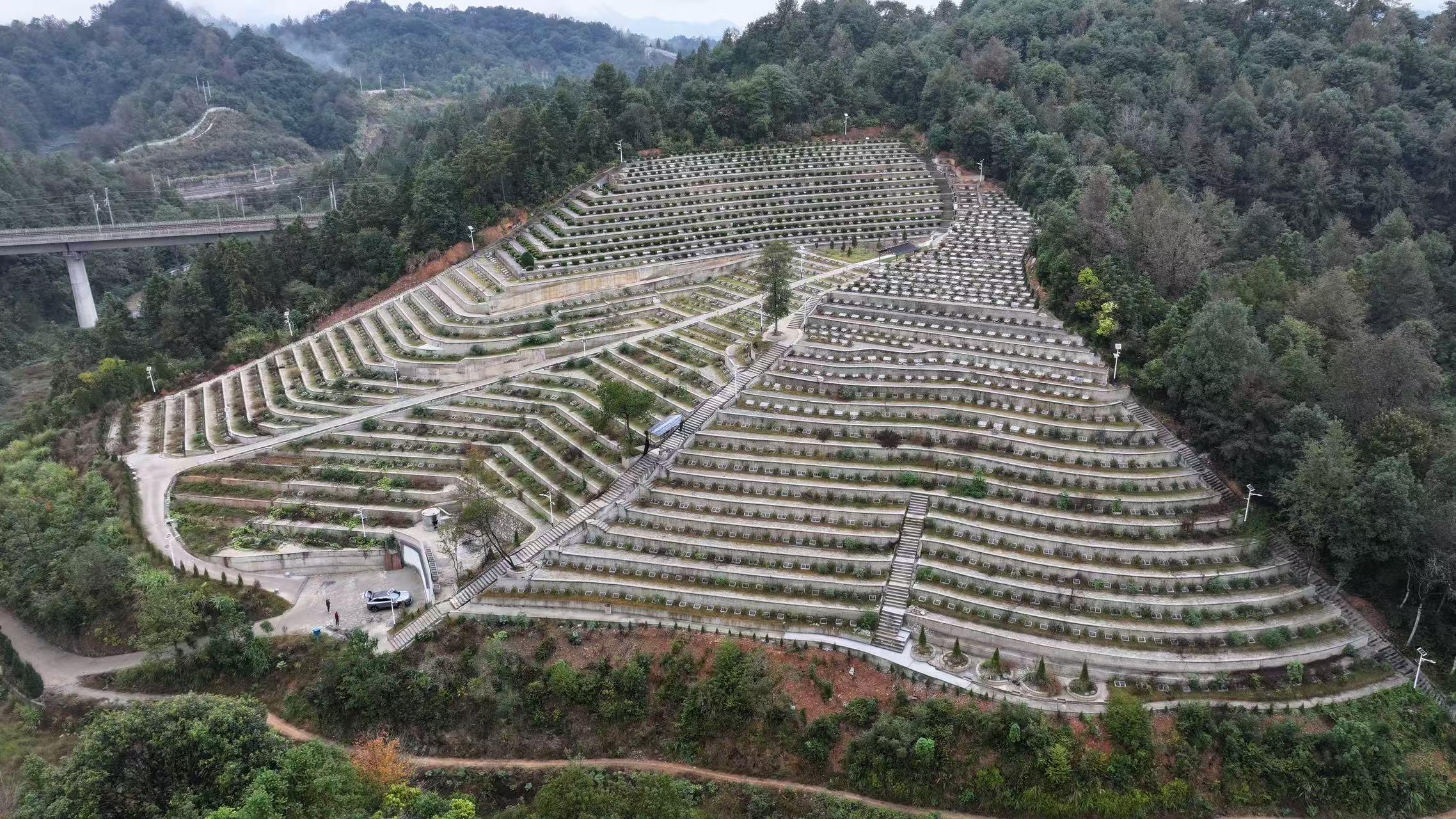 东岭坞城市公益性公墓园区图片