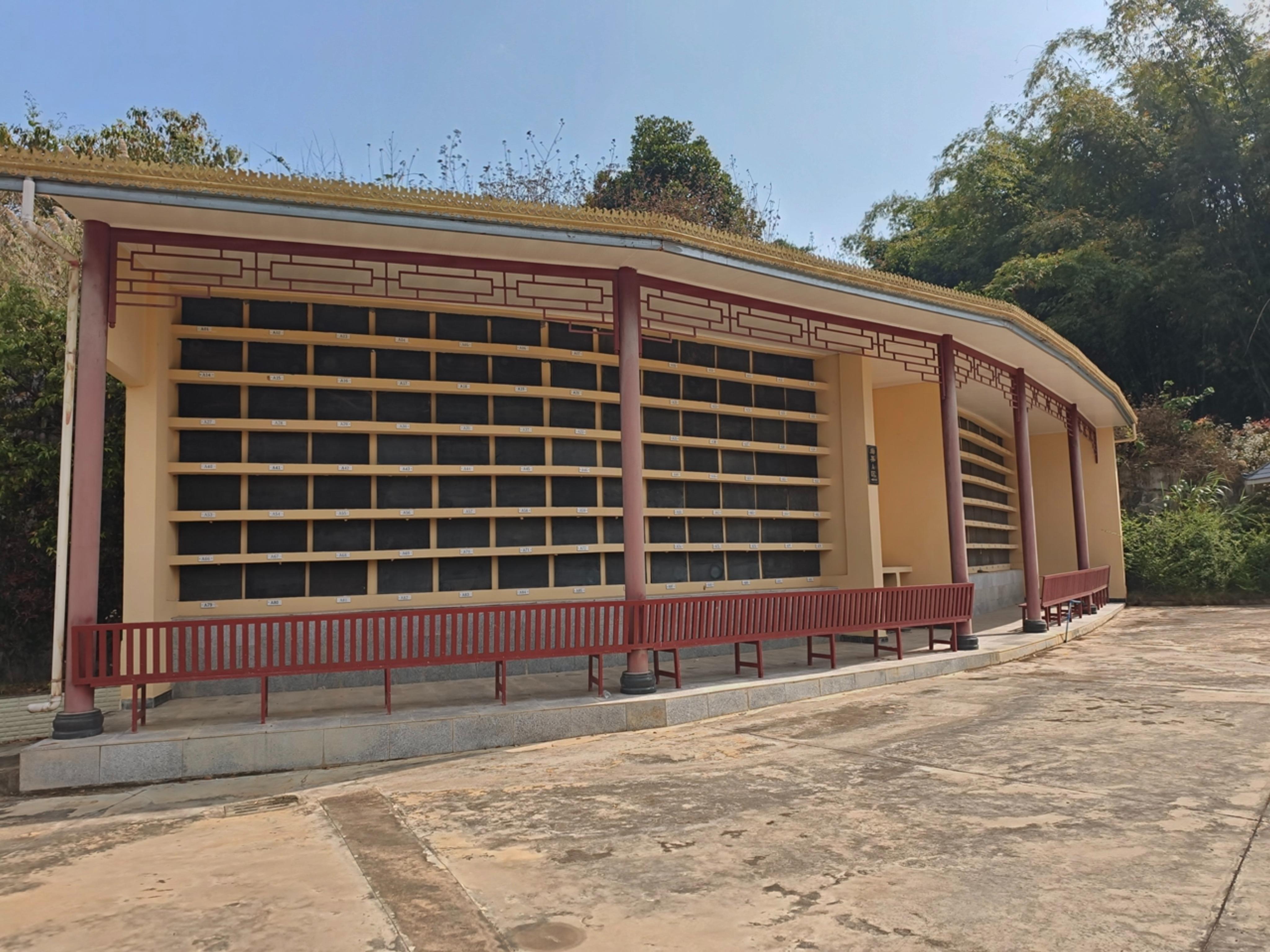 陇川县城市公益性公墓园区图片