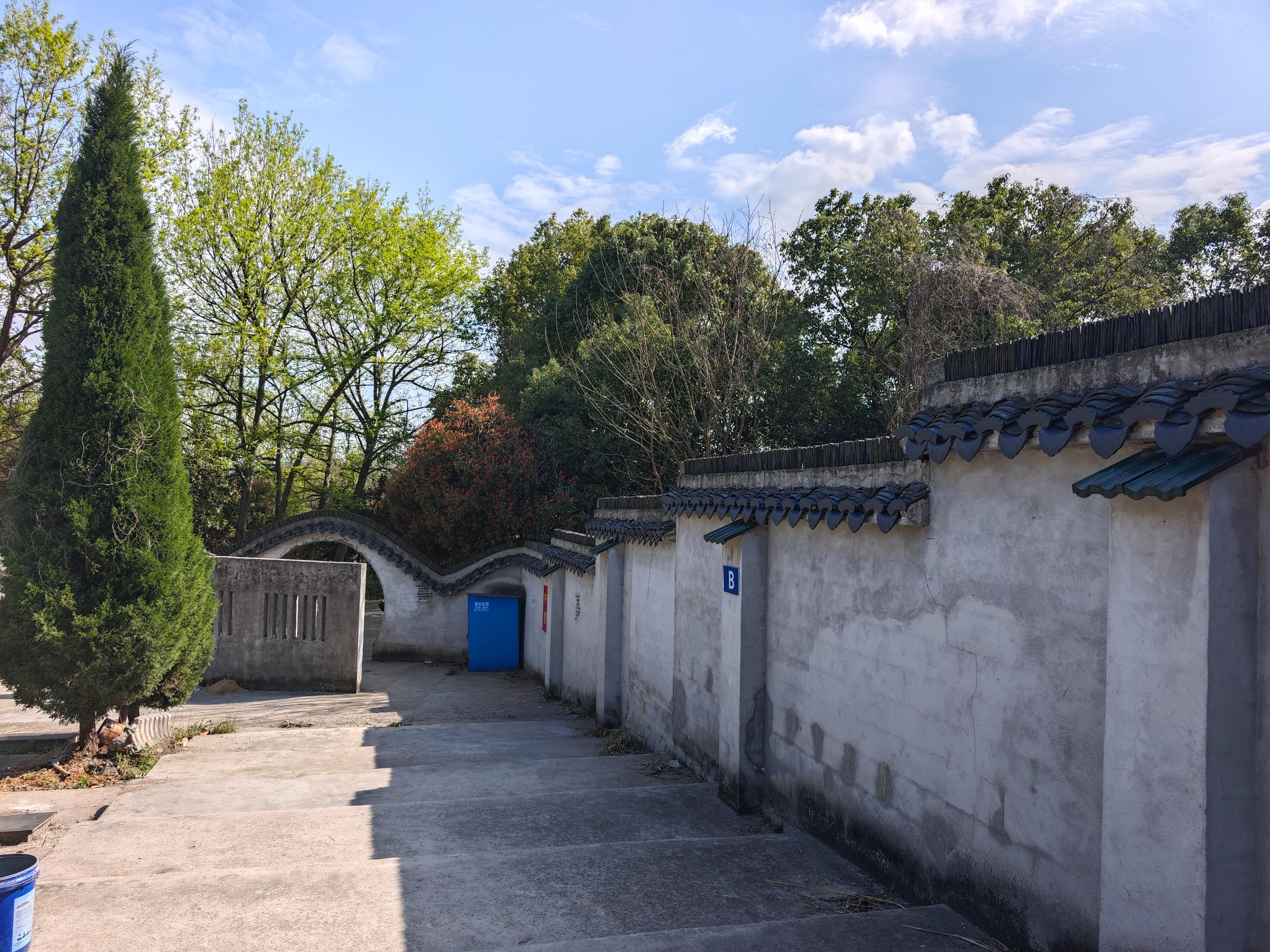 鱼龙山公墓园区图片