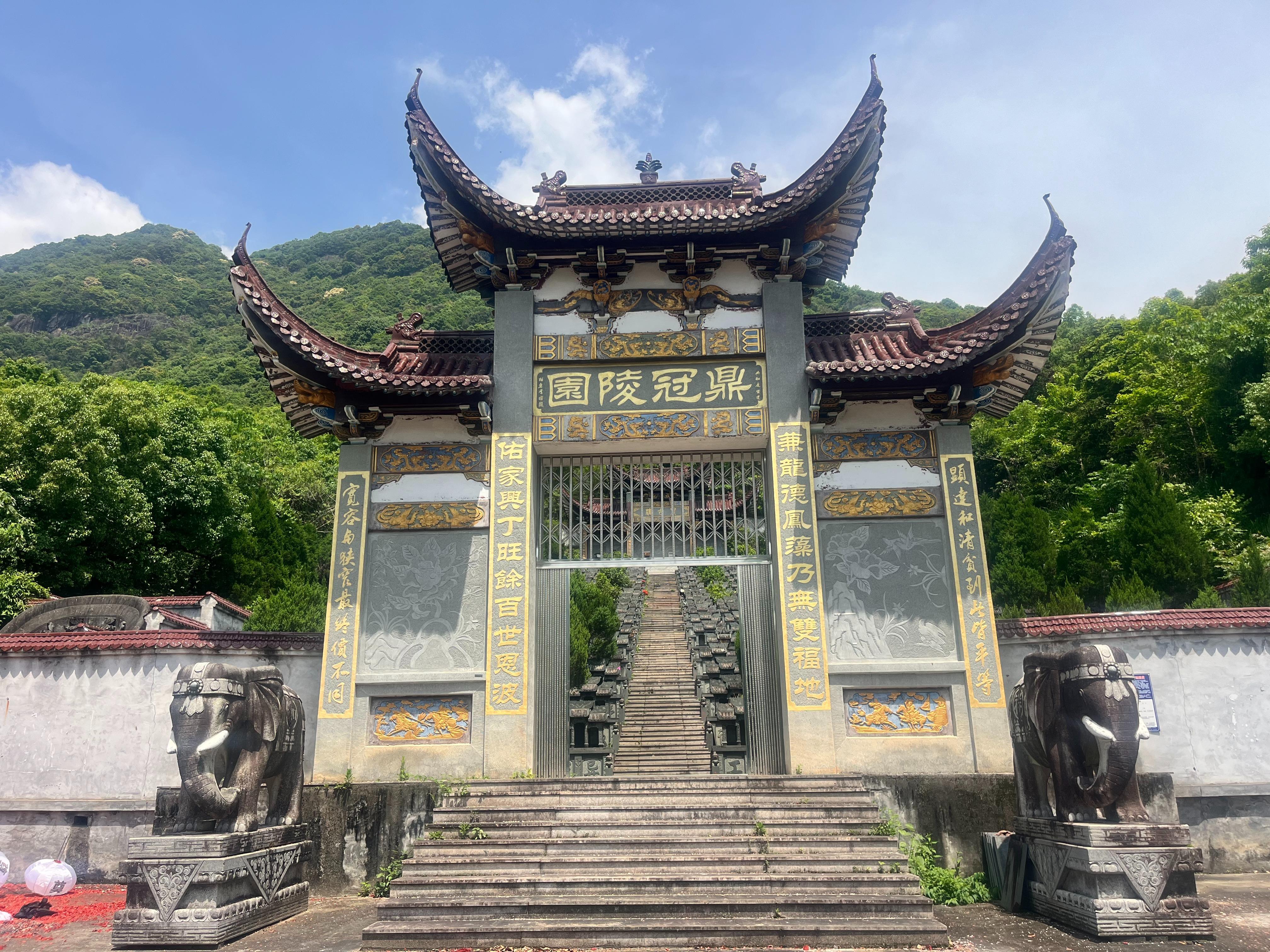 淡溪镇柏岩村鼎冠陵园