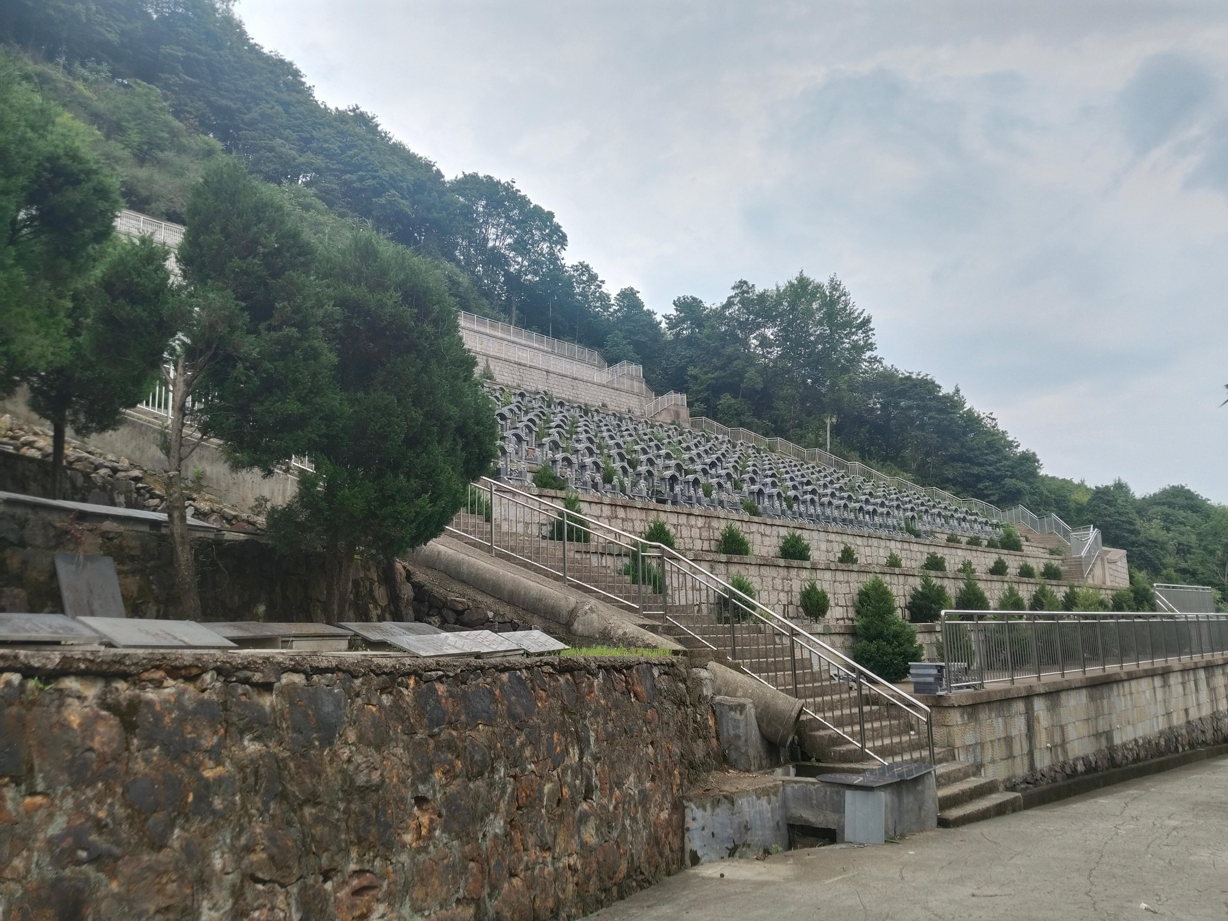 王坛镇上王村寿星山公益性墓地园区图片