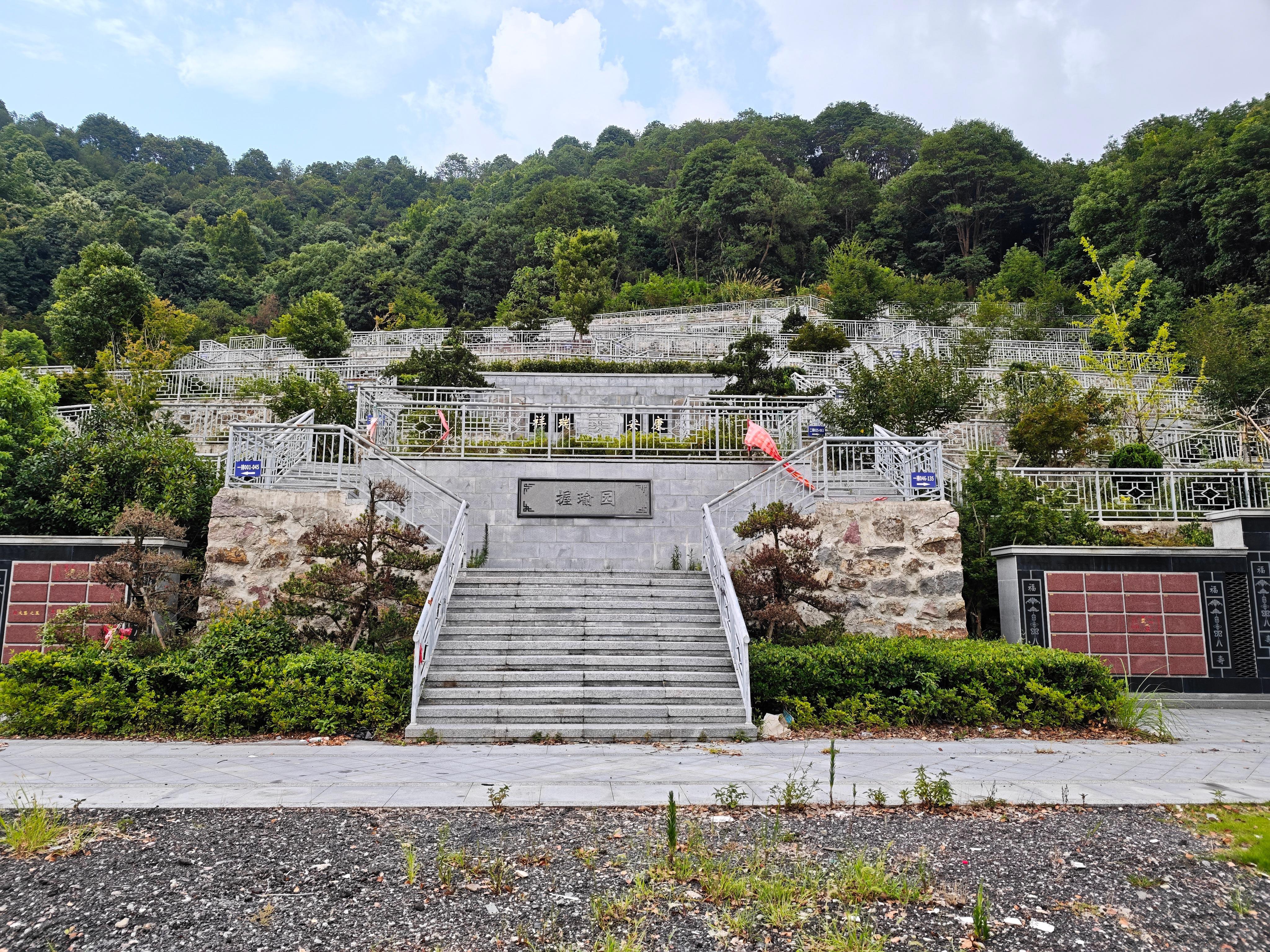 临海市分路牌陵园园区图片